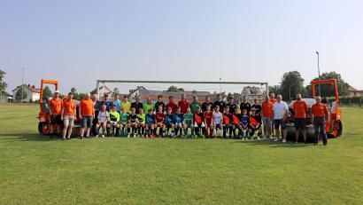 Bild: Hamm AG/exb
Zehn Mannschaften nahmen am Hamm-Cup 2024 teil. Im Bild jeweils die Torhüter und Spielführer der einzelnen Teams sowie Ausbilder und das Organisationsteam der Hamm AG. Peter Gold, Zweiter Bürgermeister der Stadt Tirschenreuth (Vierter von links), eröffnete das Turnier.