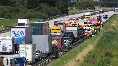 Bild: Gabi Schönberger
Nach einem Unfall zwischen einem LKW und einem Pannen-PKW ist die A93 in Richtung Weiden gesperrt.