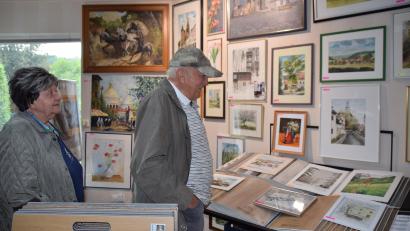 Bild: hdk
Freude bereitet den Besuchern die Bilderausstellung des verstorbenen Malers Ernst Melchner in Eschenfelden.