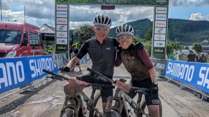 Bild: Sandra Schuberth/exb
Erschöpft, aber glücklich: Philipp Weiß und Mona Schick nach dem Radmarathon in Willingen, den sie als Formtest für die Bike Transalp von 14. bis 20. Juli absolvierten.