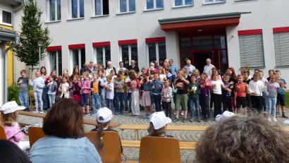 Bild: sl
Die Schüler der Grundschule Leuchtenberg ernten für ihren Gesang im Hof der Schule, Applaus.