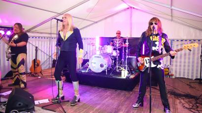 Bild: war
Die Coverband "Ballroom Blitz – TheSweetTribute" rockt im Zelt auf dem Sportplatz des SV Etzenricht kräftig ab.