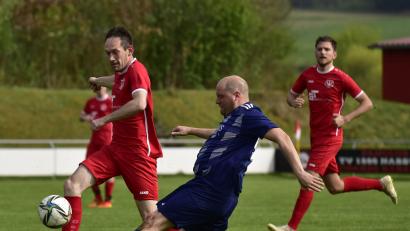 Bild: ham
Das Nachbarduell TV Nabburg (rote Trikots) gegen den FC Schmidgaden dürfte auch in der kommenden Saison umkämpft sein.
