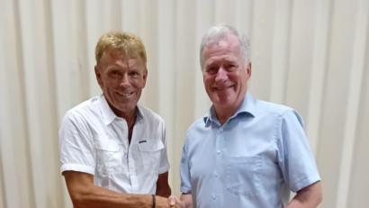 Bild: Langer/privat
Anton Bauernfeind (rechts) gratuliert Bernhard Langer.