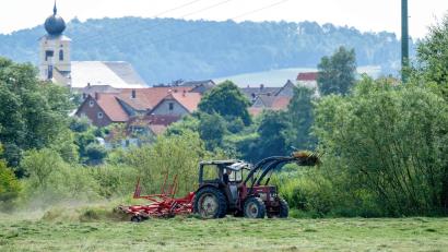 Symbolbild: Pia Bayer/dpa
Ein Landwirt griff seinen Nachbarn mit dem Traktor an. Dafür muss er nun in Haft.