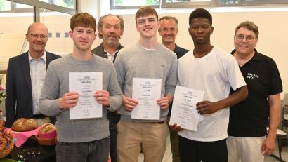 Bild: gf
Ehrung der besten Bäcker in der Zwischenprüfung (von links): Oberstudiendirektor Martin Wurdak, Paul Hiltner, Alfred Schuller, Jakob Ries, Fachoberlehrer für das Bäckerhandwerk Marco Rom, Komlanvi Agbeve und der Schwandorfer Innungsobermeister Christian Glaab.