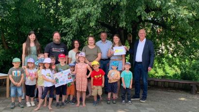 Bild: lei
Die stolzen Kinder des St.-Johannes-Kindergartens bei der Übergabe des Preises durch Regionalbischof Klaus Stiegler (rechts).
