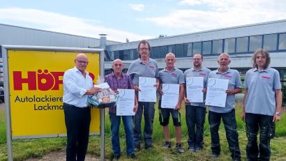 Bild: Oswald Zintl/exb
Ehrungen bei der Firma Höfer: Im Bild von links Geschäftsinhaber Rainer Höfer, Armin Wallig, Hartmut Polak, Sven Sommerer, Dominic Perschke, Armin Kumeth sowie Marek Lichoved.
