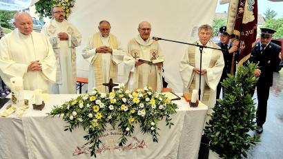Bild: R. Kreuzer
Fünf Geistliche zelebrieren mit den Bewohnern aus Engleshof den Kirchweih-Gottesdienst im Zelt. Zugleich feiert Monsignore Andreas Uschold (Zweiter von rechts) das goldene Priesterjubiläum.