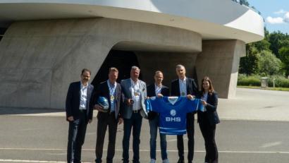 Bild: Annika Ebel/exb
BHS Corrugated aus Weiherhammer bleibt Hauptsponsor bei den Blue Devils Weiden. Darüber freuen sich (von links) Franz Vodermeier (Geschäftsführer, Blue Devils Weiden), Lars und Christian Engel (Geschäftsführer, BHS Corrugated), Jürgen Rumrich (Sportlicher Leiter, Blue Devils Weiden), Thomas List (CFO, BHS Corrugated) und Sabrina Melischko (Leitung Sponsoring, Blue Devils Weiden).