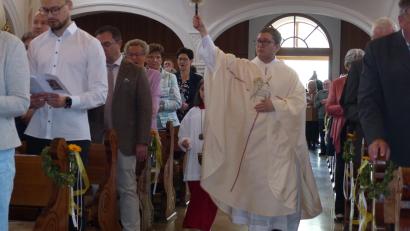 Bild: hme
Matthias Merkl segnet die Gottesdienstbesucher mit Weihwasser