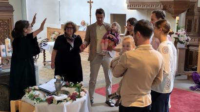 Bild: Christina Ponader/exb
Die Getauften und die Paten feiern auch an neuem Ort ein schönes Tauffest.