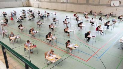 Bild: André Putzlocher
Bald könnten sich in Wiesau häufiger Prüfungssituationen wie diese abspielen. Das Berufsschulzentrum wird zum Beratungs- und Prüfungszentrum für die Diploma-Hochschule.