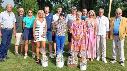 Bild: lst/exb
GLC-Vizepräsident Ernst Leibelt (links) und Spielführer Reinhold Scharl (rechts) und die Organisatoren Anne und Christian Müller (Zweite und Dritter von rechts) gratulierten den Teilnehmern und den Gewinnern der DVAG-Trophy, die am Wochenende erneut Station beim GLC Schmidmühlen machte.