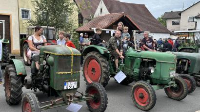 Bild: lei
Viele junge Fahrgäste nutzten die seltene Möglichkeit, auf einem Oldtimer-Traktor mitzufahren.