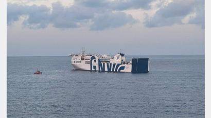 Bild: ---/Salvamento Maritimo España/dpa
Eigentlich dauert die Überfahrt vom spanischen Festland nach Mallorca nur gut sieben Stunden. Die Passagiere der in Brand geratenen Fähre „Tenacia“ aber waren 24 Stunden unterwegs. Und kamen trotzdem nicht an.