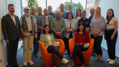 Bild: H. Gehmacher, VR Bank Mittlere Oberpfalz eG/exb
Nach der Gewinnübergabe: (stehend von links) Bernhard Werner, Georg Schuh, Josef Graf, Dietmar Zwick, Johann Baumer, Ansgar Forster, Karsten Gieselmann, Freya Stöckl, Roland Lückert, Stefanie Fünffinger, Gabriella Goldschmidt, Birgit Pflaum, Desiree Vogl, Marina Dirschwigl; (sitzend von links) Simone Baier und Marion Ziegler.