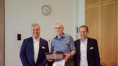 Bild: Mariana Honcharenko/exb 
Ehrung: Von links Steffen Schulze, Franz Kastner, Wolfgang Erb
