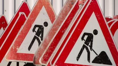 Symbolbild: Sebastian Kahnert/dpa
Wegen Straßenbauarbeiten ist der Kirchensteig in Amberg gesperrt.