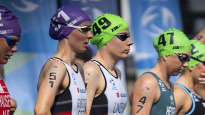 Bild: Jan Pappenfuß/dpa
Marlene Gomez-Göggel (Zweite von links) beim Hamburg-Triathlon 2023: Die gebürtige Weidenerin würde beim weltweit größten Triathlon gerne an den fünften Platz vom letzten Jahr anknüpfen.