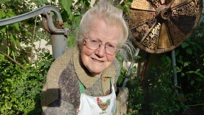Bild: hka
Im kleinen Kräutergarten des Goglhofs tankt Margarete Jäkel Kraft für ihren Alltag.