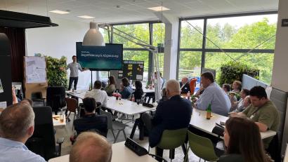 Bild: Coworkem/exb
Thomas Völkl, Geschäftsführer im Coworking-Space in Kemnath, hatte zum Vortrag mit Philip Baumann eingeladen. Er arbeitete lange bei Ecosia, einer Suchmaschine im Internet, die Bäume pflanzt und heute als größter privater Waldaufforster in Europa gilt.