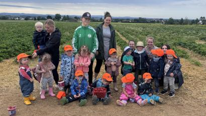 Bild: Verena Burger/exb
Viel Spaß hatten Krippenkinder des Kinderhauses Purzelbaum Mitterteich bei einem Ausflug zu einem Erdbeerfeld.