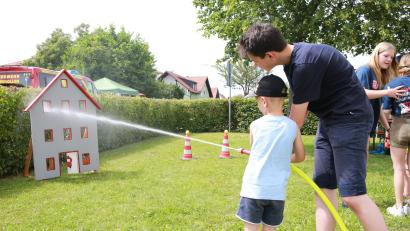 Bild: egl
Wenn die Feuerwehr einen Tag der offenen Tür veranstaltet, darf das Spritzen mit Wasser nicht fehlen.