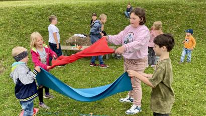 Bild: Krones
Das Werfen und Auffangen von "Wasserbomben" verlangt viel Konzentration, macht aber auch viel Spaß.