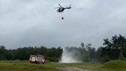 Bild: Heike Unger
Waldbrände mit Hilfe von Hubschraubern bekämpfen: Das ist die Hauptaufgabe der Flughelfer. Sie sorgen dafür, dass Löschwasser dorthin geflogen werden kann, wo Feuerwehrautos nicht hin kommen.