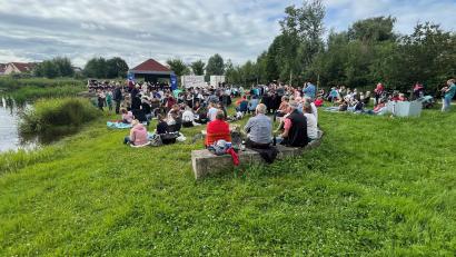 Bild: Stefanie Gradl
Dicht umlagert ist der Pavillon in den Vilsauen, als das Nachwuchsorchester des Musikvereins gekonnt und flott zum Picknick-Konzert aufspielt.