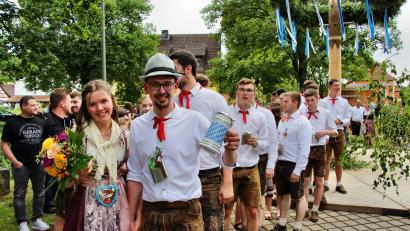 Bild: ds
Eva Tuchbreiter und Simon Dorn beenden das Austanzen als Oberkirwapaar 2024 in Kirchenreinbach.