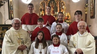 Bild: mas
Im Abschiedsgottesdienst nahm der scheidende Stadtpfarrer Josef Häring (rechts)Tessa Nossek und Josephine Lindner als neue Ministrantinnen auf. Links Pfarrer i.R. Gerhard Pausch.
