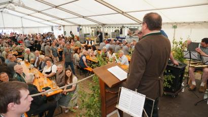 Bild: nib
Vorstand Eduard Delling begrüßt viele Schützenschwestern und -brüder sowie die Vertreter der örtlichen Vereine im Festzelt.