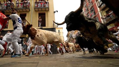 Bild: Alvaro Barrientos/AP
Besonders die Kurven auf der mehr als 800 Meter langen Laufstrecke sind gefährlich, weil dort Menschen und Tiere leicht stürzen.