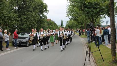 Bild: bjp
Mit klingendem Spiel von Stadtkapelle Eschenbach und Musikkapelle Dießfurt zieht der Festzug für die "Tannenzweig"-Schützen am Sonntagnachmittag durch Preißach.