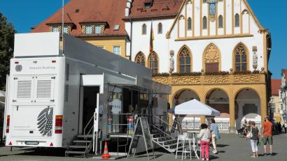 Bild: Wolfgang Steinbacher
Das Infomobil des Deutschen Bundestags macht Station auf dem Marktplatz in Amberg.