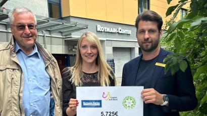 Bild: Fichtelgebirgsverein Wunsiedel/exb
FGV-Hauptvorstand Rainer Schreier und Marketingleiterin Carolin Gley sowie Center-Manager Fabian Paschl freuten sich über das erwanderte Spendenergebnis.