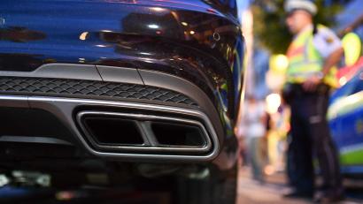 Symbolbild: Uwe Anspach/dpa/exb
Ein 19-Jähriger wollte mit seinen Fahrkünsten zwei junge Damen zu beeindrucken. Am Ende musste sich der Autoposer bei der Polizei Weiden wegen eines Unfalls verantworten.