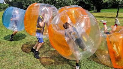 Bild: R. Kreuzer
Die Kinder vergnügen sich beim Bubble-Soccer.