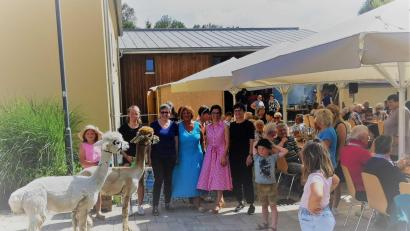 Bild: gz
Eine Attraktion waren die beiden Alpakas, die auch von den Quartiermanagerinnen (von rechts) Evi Hofmann aus Parkstein, Karin Achatz aus Mähring, Petra Brenner aus Eslarn und Beate Ott aus Bad Neualbenreuth bewundert wurden.