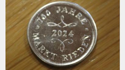 Bild: mrr
Eine Münze wird zum Fest "700 Jahre Markt Rieden" angeboten. Sie wird in einer historischen Münzprägestation mit dem Prägehammer geprägt.