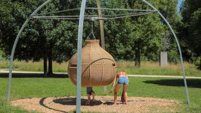 Bild: Wolfgang Steinbacher
Die Weltenschaukel beim Piratenspielplatz ist seit Generationen ein Kindermagnet
