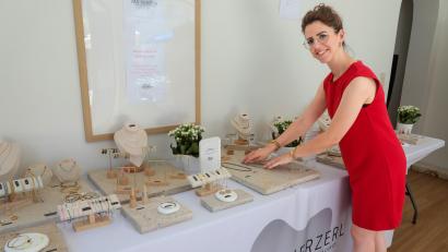 Bild: Wolfgang Steinbacher
Carmen Nägerl hat mit ihrem Schmucklabel "Das Herzerl" derzeit einen Pop-Up-Store im Stadtlabor.