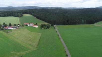 Bild: bey
Vom Ortsteil Wampenhof sind die Windräder nur 430 Meter entfernt. Sie sollen in dem Waldstück hinter dem Ortsteil errichtet werden. Das Bild zeigt davon eine Teilfläche.