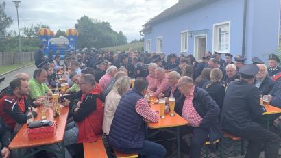 Bild: tok
Viele Gäste feiern das 140-jährige Bestehen der Wurzer Feuerwehr. Am Gerätehaus ist kaum mehr ein Platz frei.