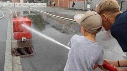 Bild: mfh
Bei Kindern beliebt, von Eltern mit der Ermahnung belegt, sich nicht nass zu machen: An der Spritze herrschte bei der Feuerwehr-Kirwa stets Betrieb.