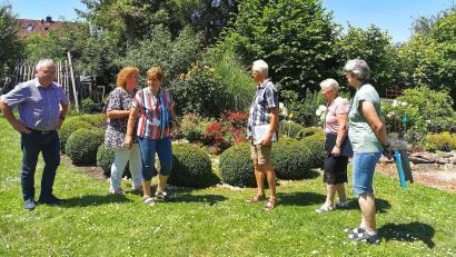 Bild: Portner
Die Kommission des Gartenwettbewerbs vom Kreisverband für Gartenbau und Landespflege Schwandorf besichtigt einen Oberviechtacher Privatgarten. Mit dabei sind (von rechts) Rita Schwandner, Agnes Feuerer, Audi Lurbiecki, Regina Rauch und Heidi Schmid sowie der örtliche OGV-Vorsitzende Karl Ruhland.