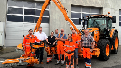 Bild: jp
Der Kastler Bauhof hat einen neuen Kommunaltraktor mit Tandem-Mähbalken erhalten, der den Straßenunterhalt wesentlich vereinfacht. Bürgermeister Stefan Braun (Zweiter von links) freut sich mit den Bauhofmitarbeitern über das neue Gerät, das die Arbeit erleichtert.