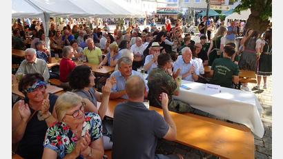 Archivbild: hm
Der Pfreimder Marktplatz ist die „gute Stube“ beim Bürgerfest. Falls die Wetterprognosen stimmen, kann an diesem Wochenende ohne Regen und bei angenehmen Temperaturen gefeiert werden.